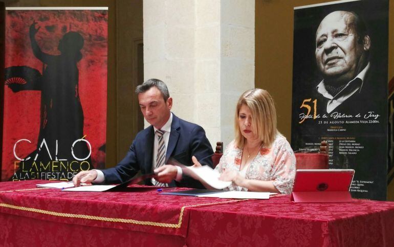 El rector de la Universidad de Cádiz, Eduardo González Mazo, junto a la alcaldesa de Jerez, Mamen Sánchez durante la firma del convenio de colaboración