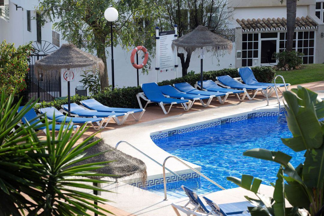 Vista de la piscina donde un hombre de nacionalidad británica y dos de sus hijos menores de edad fallecieron ahogados en la urbanización Club La Costa de Mijas (Málaga),