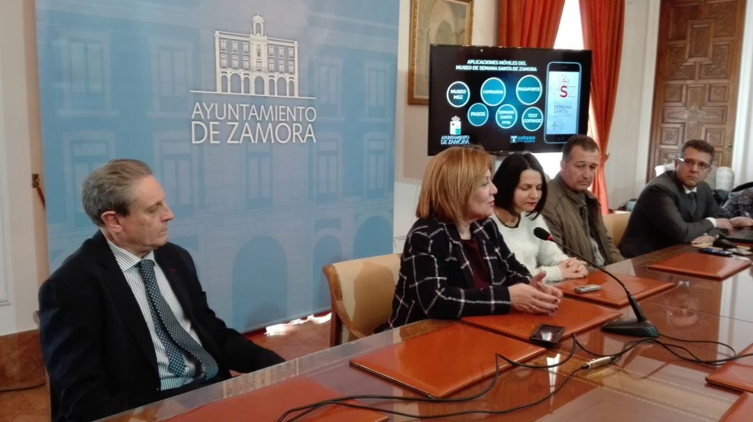 La presidenta de la Junta Pro Semana Santa, Isabel García Prieto, durante la presentación de la nueva app 