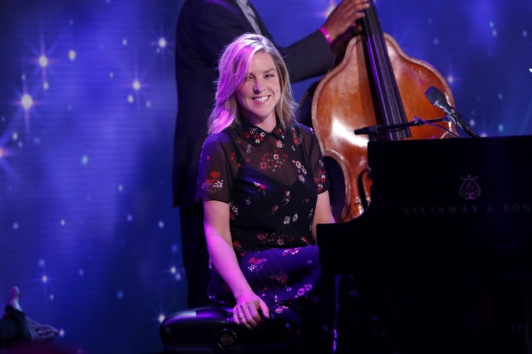 Diana Krall durante una actuación en televisión para el programa de Jimmy Kimmel