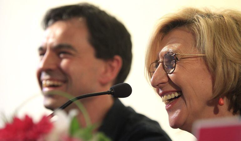 GRA234. MADRID, 28/03/2015.- La líder de UPyD, Rosa Díez, junto al &quot;número dos&quot; de UPyD, Andrés Herzog durante la rueda de prensa ofrecida tras el Consejo Político del partido celebrado hoy en Madrid. Díez que ha salido victoriosa de la &quot;moción de confian