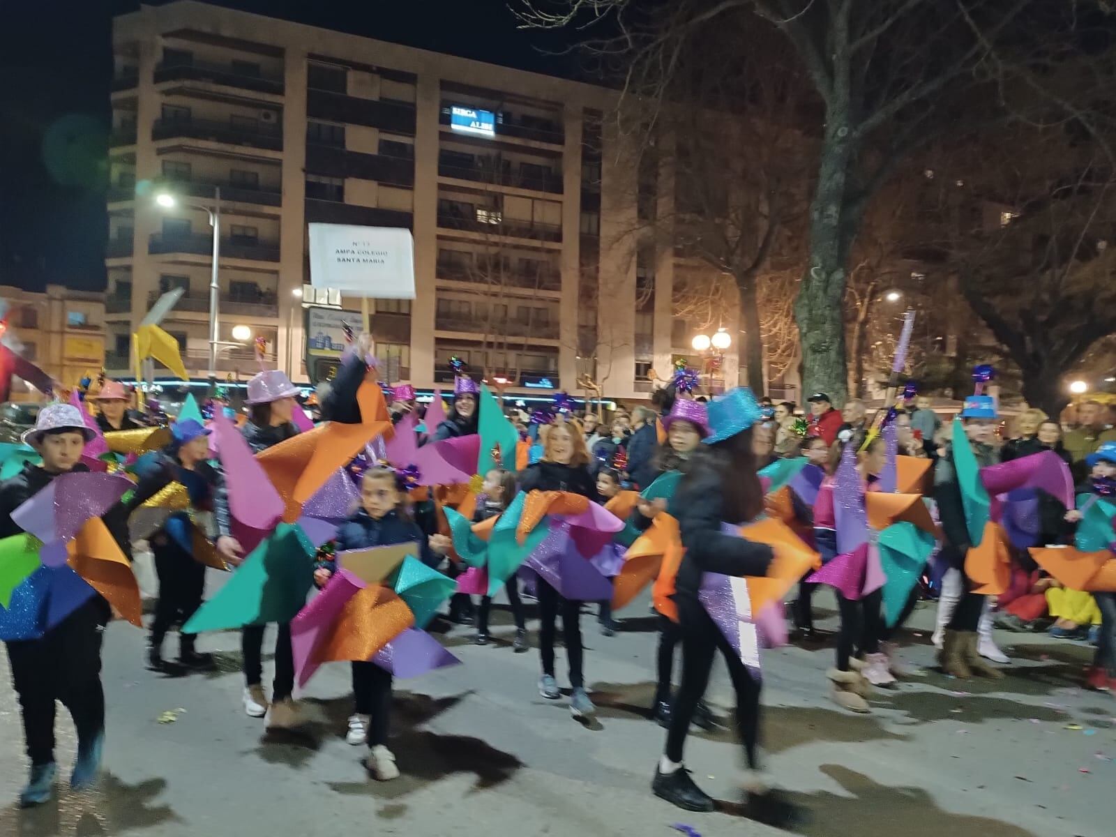 Desfile de Carnaval en Aranda 2023, Colegio Santa María disfraz Molinillos de colores