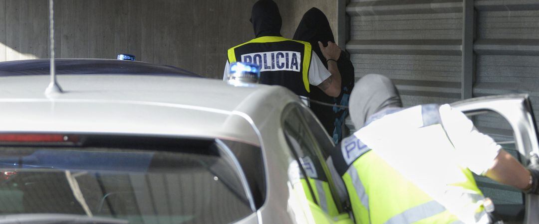 Un agente lleva arrestado a uno de los acusados para declarar como presunto autor de la paliza que causó la muerte a Samuel Luiz en A Coruña el pasado 3 de julio, a 9 de julio de 2021, en A Coruña, Galicia