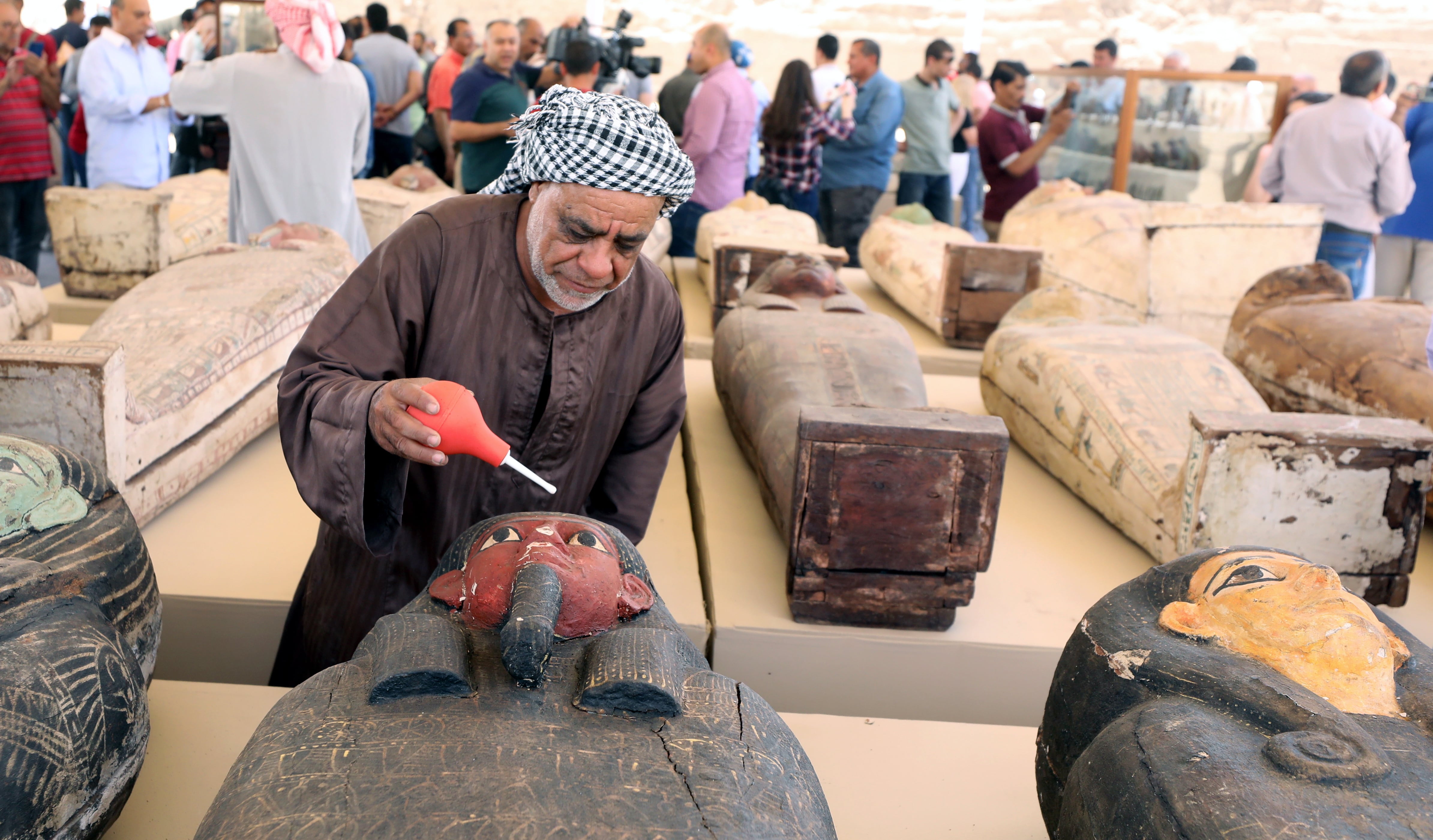 Un arqueólogo limpia uno de los sarcófagos encontrados en la necrópolis de Saqqara.