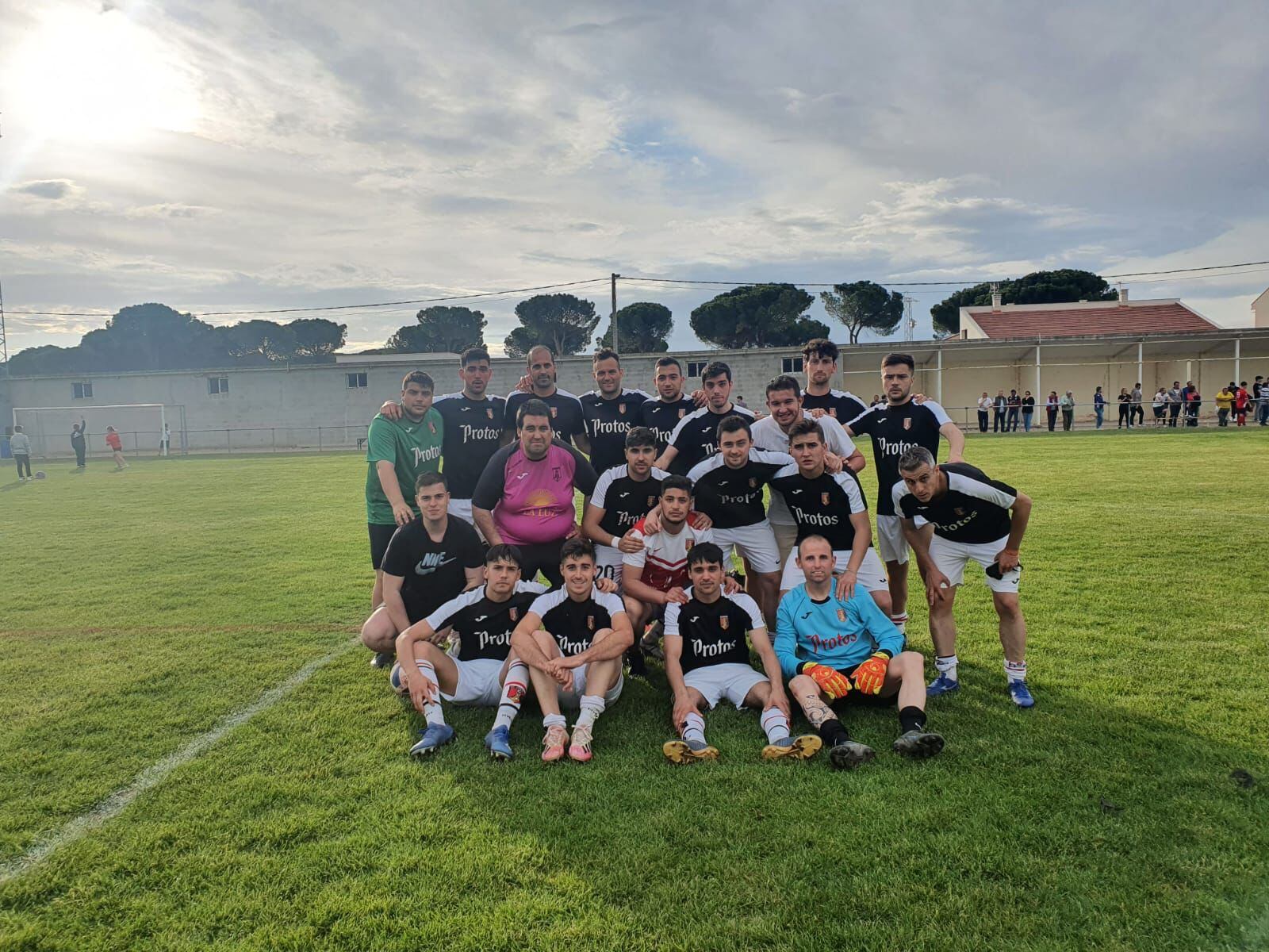 Los integrantes del Atlético Peñafiel se inmortalizaron tras el último partido de de la temporada en el césped de La Cañada