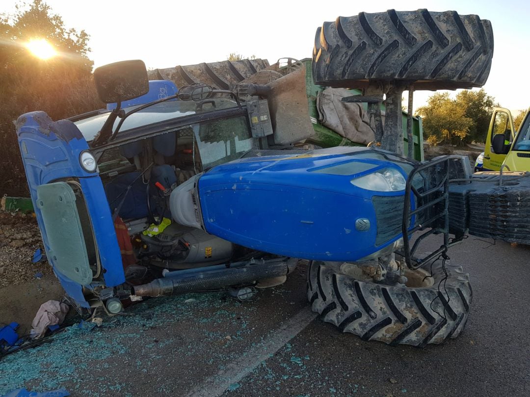 Tractor siniestrado en la carretera A-6103 a la altura del kilómetro 2 frente a la fábrica de San Francisco