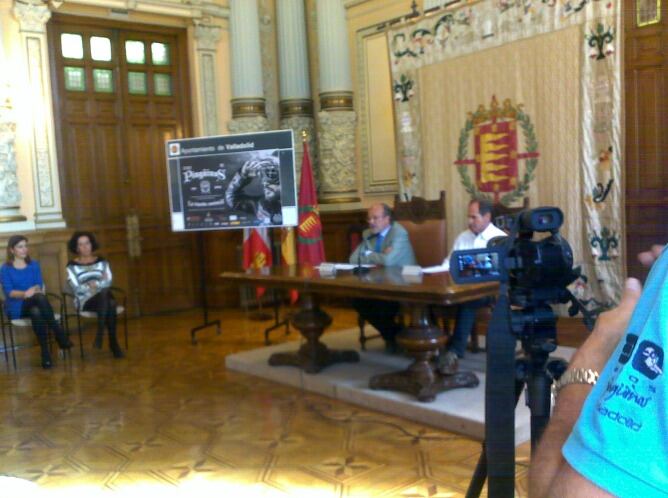 Acto informativo del alcalde junto al presidente del Club Turismoto, con las concejalas Cristina Vidal y Mercedes Cantalapiedra al fondo