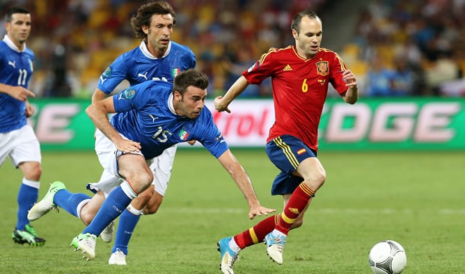 El jugador de España Andrés Iniesta supera en la marca a Andrea Pirlo y Andrea Barzagli de Italia Italia hoy, domingo 1 de julio de 2012, durante la final de la Eurocopa 2012 en Kiev. España ganó 4-0.