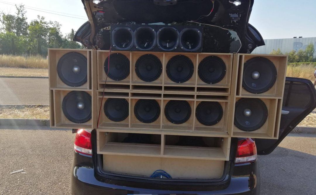 Equipos de música como este no pudieron entrar en el Recinto Ferial de la Peraleda por incumplir la normativa de potencia máxima