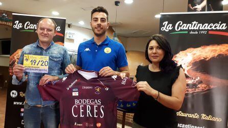 El canterano Fran Abajo en su presentación en Restaurante La Catinaccia.