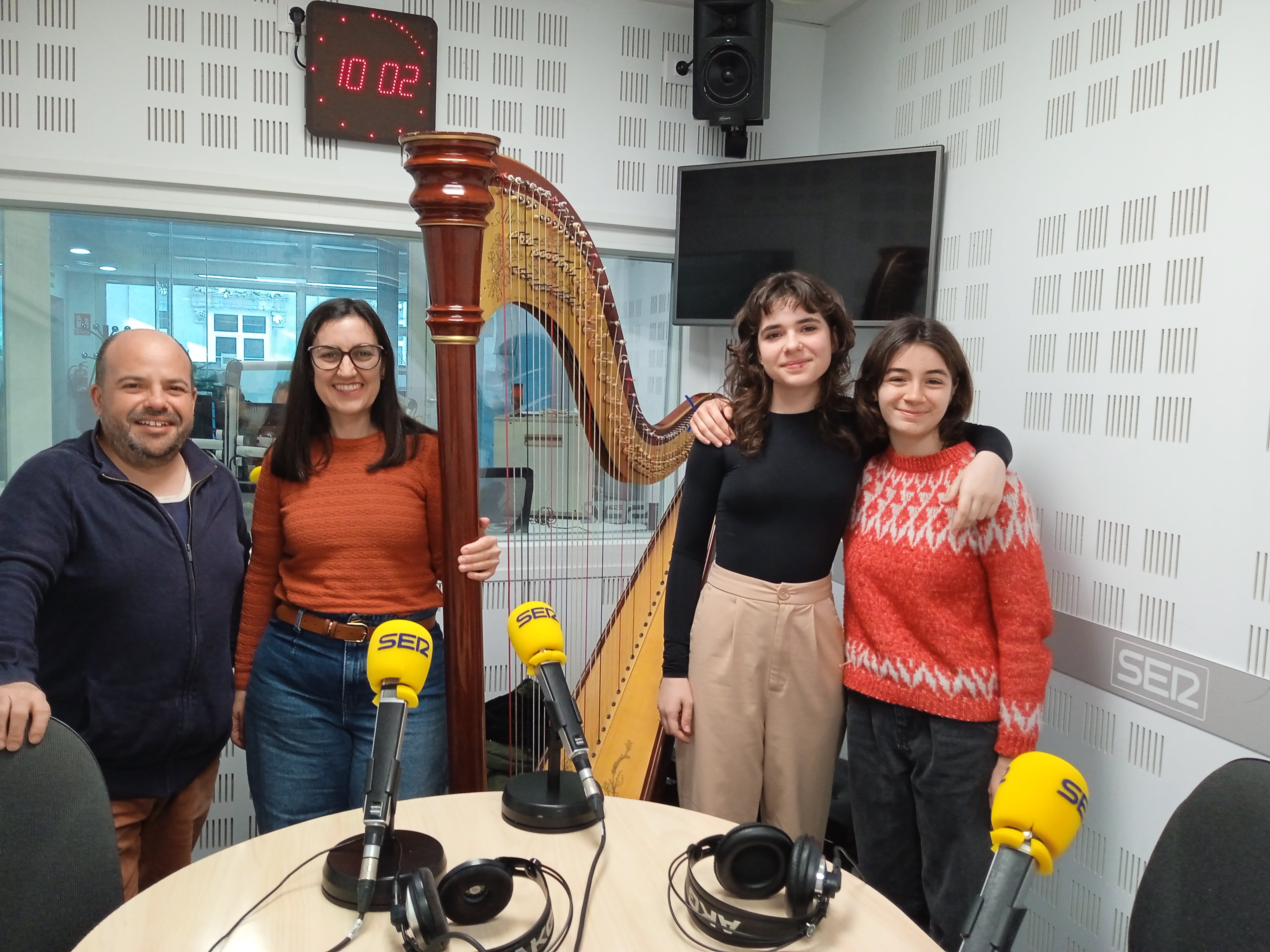 Candela García y Alba Risueño, arpistas, en los estudios de Radio Extremadura junto a su profesora Reyes Gómez.