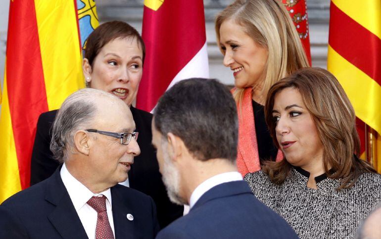 El rey Felipe VI, junto a Cristóbal Montoro,Susana Díaz, Uxue Barkos y la presidenta de la Comunidad de Madrid, Cristina Cifuentes, antes de la foto de familia de la VI Conferencia de Presidentes