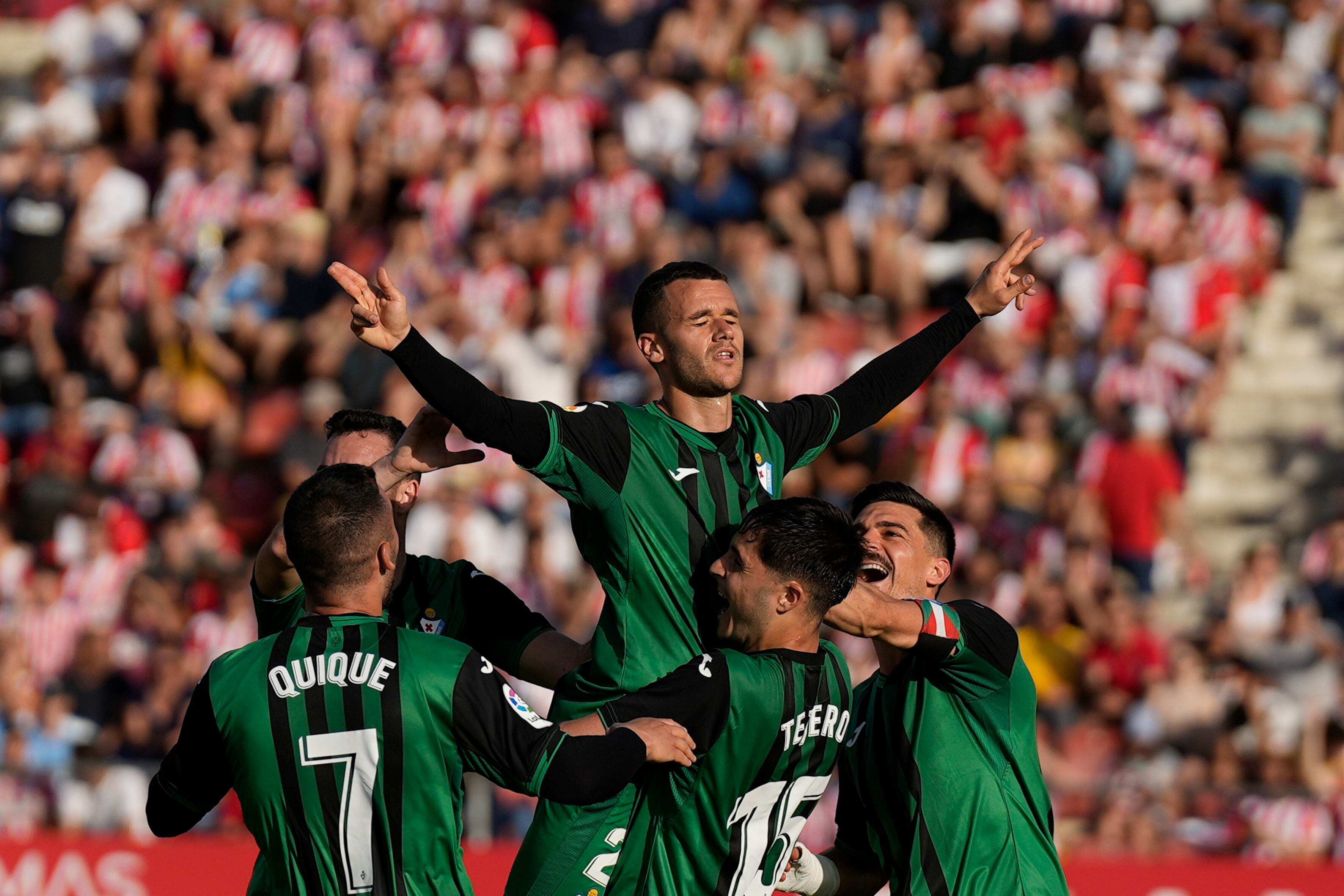 GRAF5010. GIRONA, 02/06/2022.- El delantero del Eibar Ager Aketxe (c) marca el primer gol durante el partido entre el Girona-Eibar. Semifinales ascenso LaLiga en el estadio municipal de Montilivi. EFE/David Borrat
