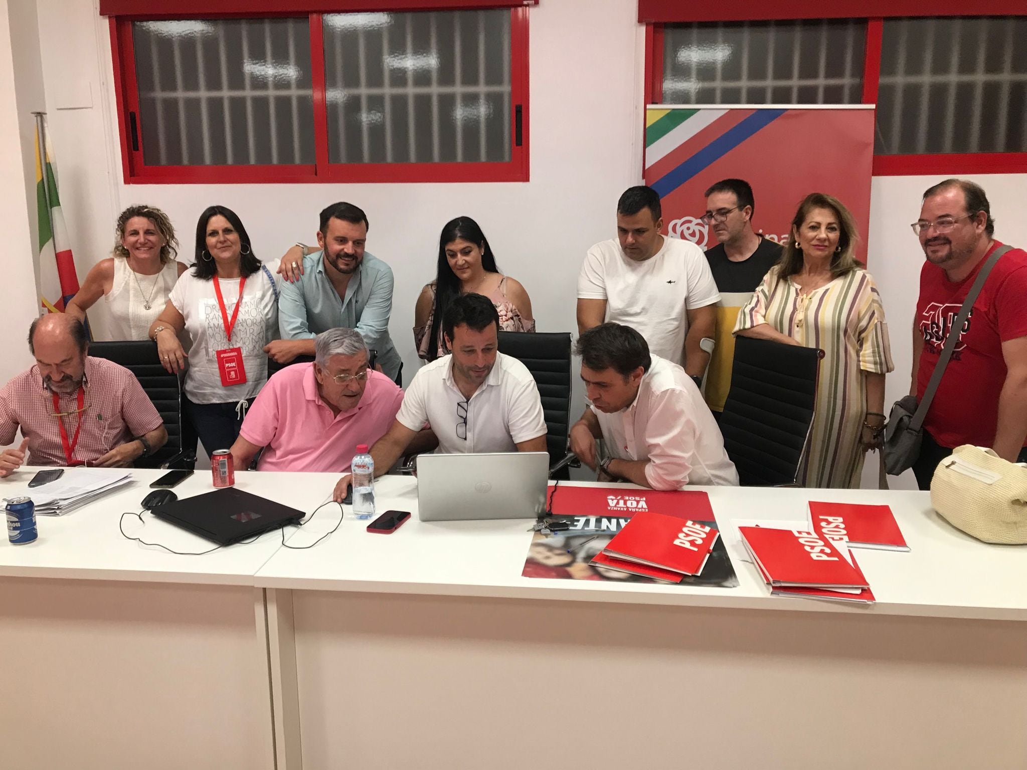 Militantes en la sede del PSOE de Linares durante durante el escrutinio de las Elecciones Generales del 23J