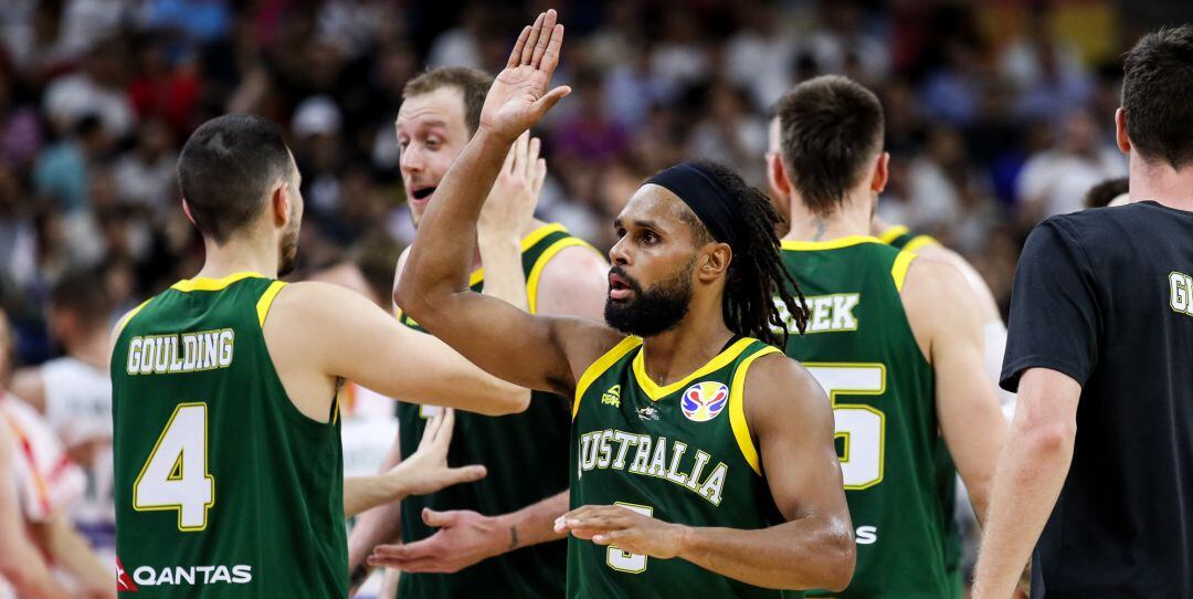 Patty Mills saluda a un compañero durante un partido del Mundial