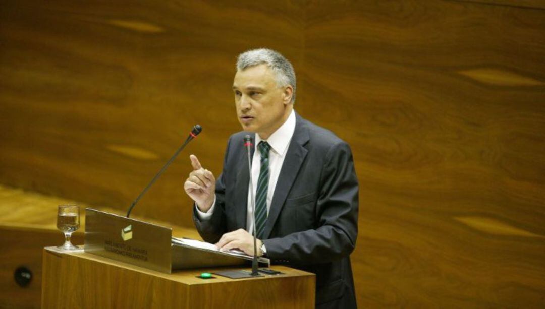 El Defensor del Pueblo de Navarra, Javier Enériz, en una intervención desde la tribuna del Parlamento.