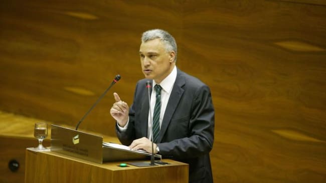 El Defensor del Pueblo de Navarra, Javier Enériz, en una intervención desde la tribuna del Parlamento.