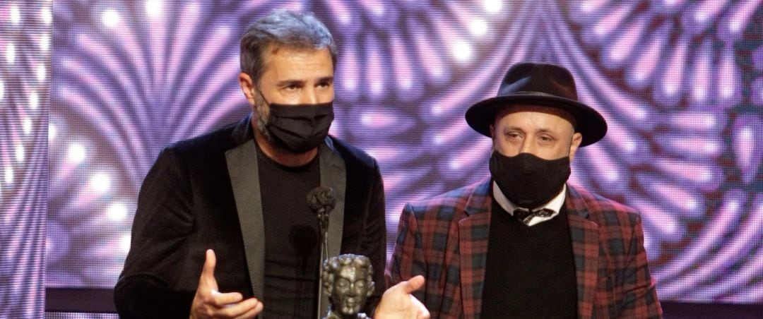 El director Alfonso Zarauza (d) y el productor Xavi Font (i) tras recibir el premio al mejor largometraje, por la película Ons, en los Premios Mestre Mateo que celebran este año su XIX edición en una ceremonia presencial, tras un año de pandemia, hoy sába