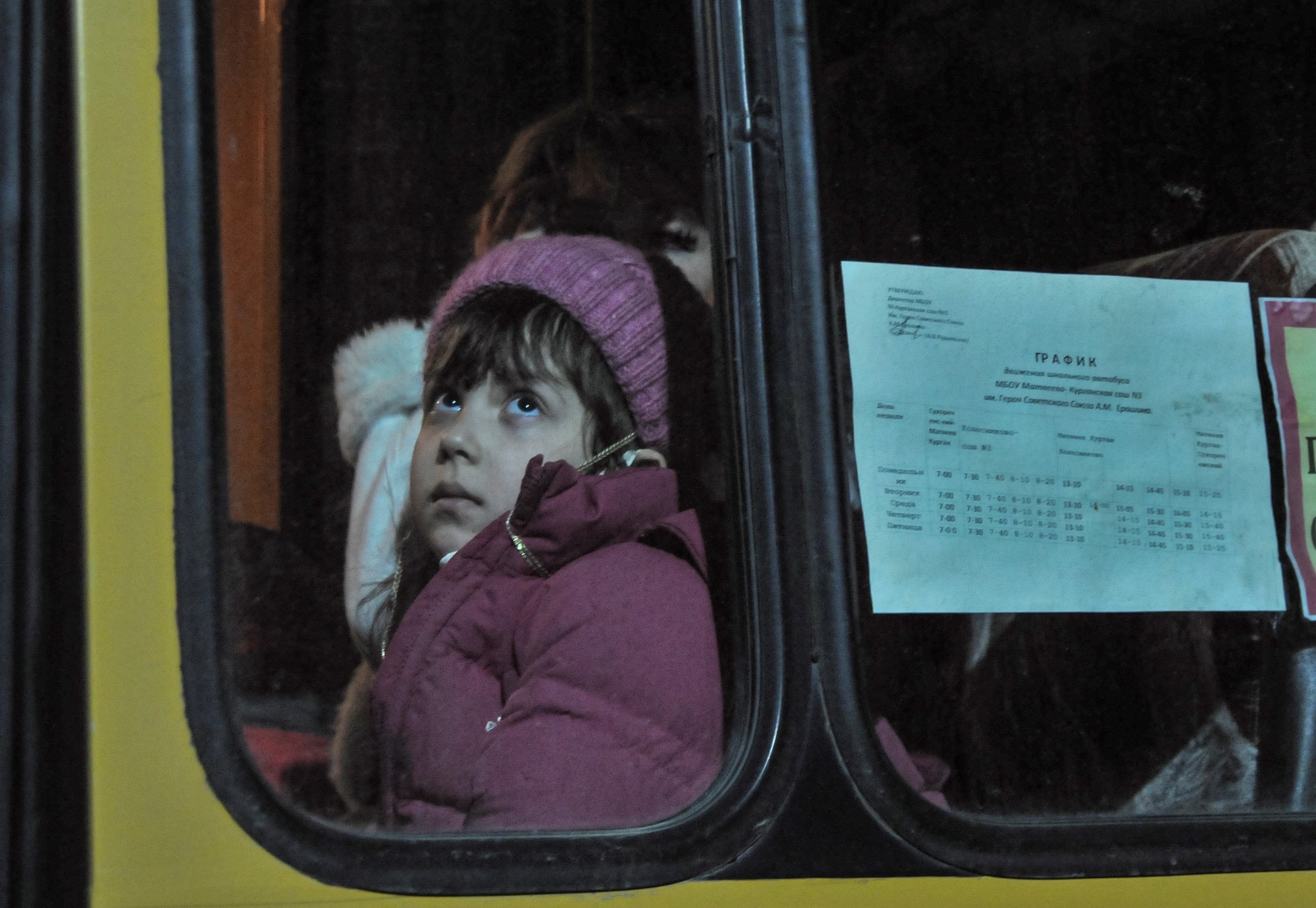 Una niña procedente de la autoproclamada república separatista de Donetsk aguarda dentro de un autobús en el puesto aduanero de Matveev Kurgan, en la región rusa de Rostov