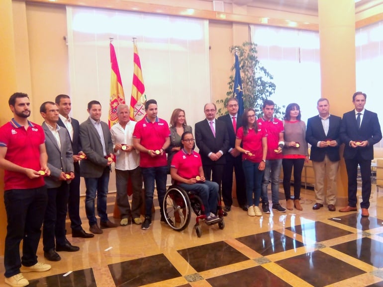 Los representantes olímpicos y paralímpicos, junto con el presidente Javier Lambán, en la Sala de Columnas del Edificio Pignatelli 