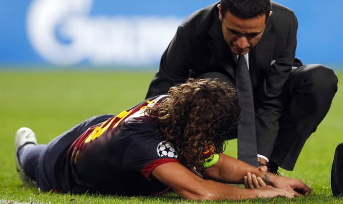 Puyol, postrado en el suelo con el doctor del Barcelona