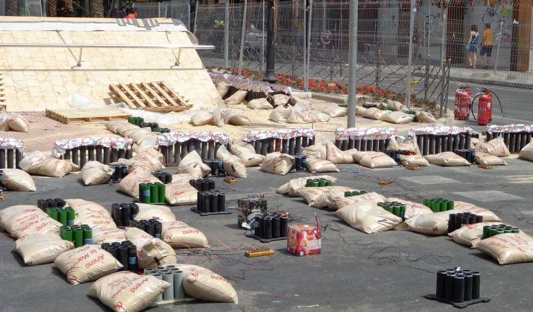 Material pirotécnico en la plaza de Los Luceros