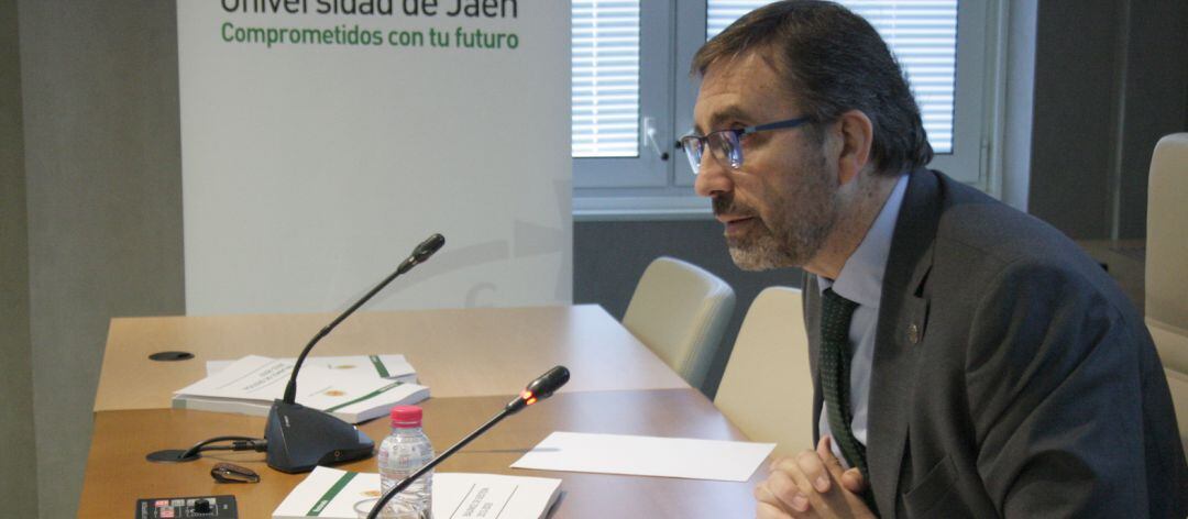 El rector Juan Gómez durante el balance de sus cuatro años al frente de la UJA.