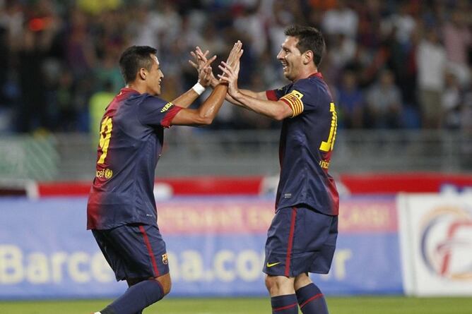 Los jugadores del F.C. Barcelona Alexis Sánchez y Lionel Messi celebran uno de los goles de la victoria de su equipo ante el Raja Casablanca (0-8), en el transcurso de un partido amistoso.