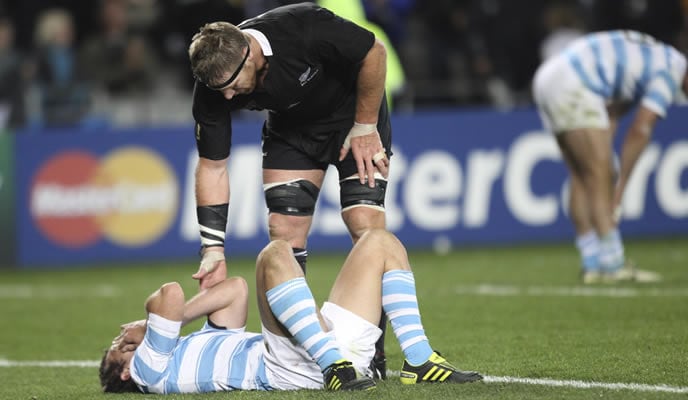 El jugador neozelandés Brad Thorn consuela al argentino Santiago Fernandez tras el partido de cuartos de final de la Copa del Mundo de Rugby, que disputaron las selecciones de Argentina y Nueva Zelanda, en Auckland, Nueva Zelanda. Los locares ganaron 33-1