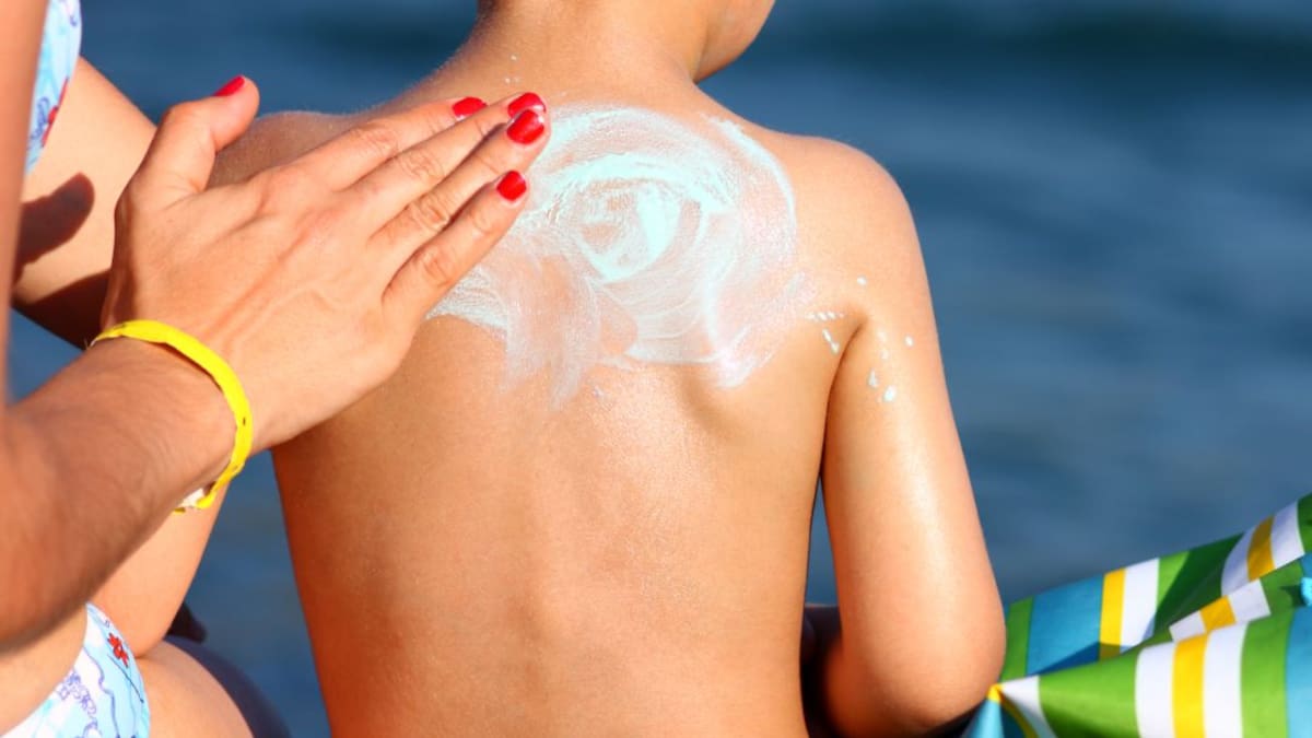 Estos son los tres mejores protectores solares del mercado que la OCU recomienda para este verano