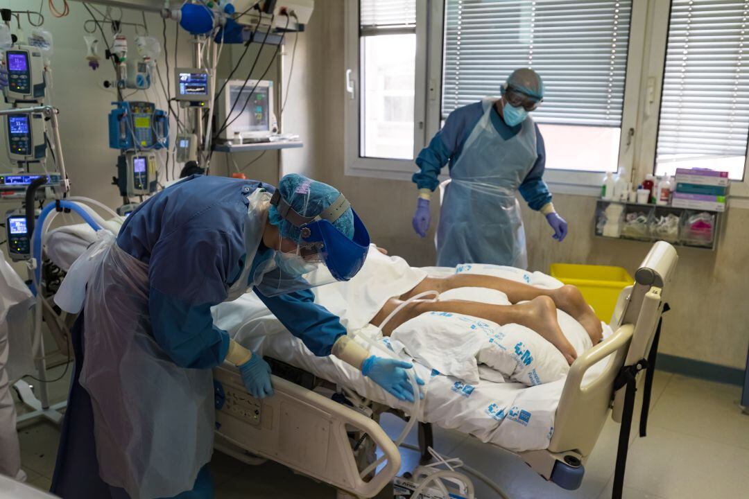 Dos sanitarios atienden a un paciente en la UCI del Hospital U. Fundación de Alcorcón el pasado mes de mayo.