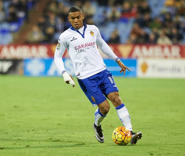 Hinestroza conduce el balón en el último partido