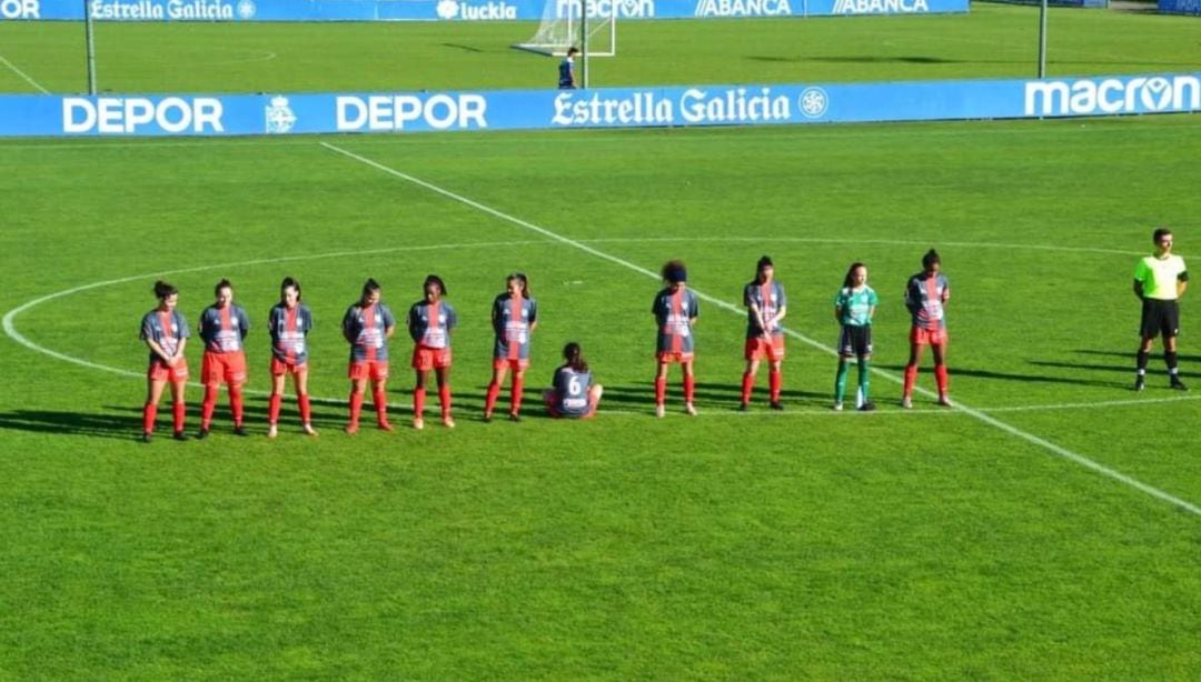 Paula Dapena sentada de espaldas a sus compañeras durante el minuto de silencio.