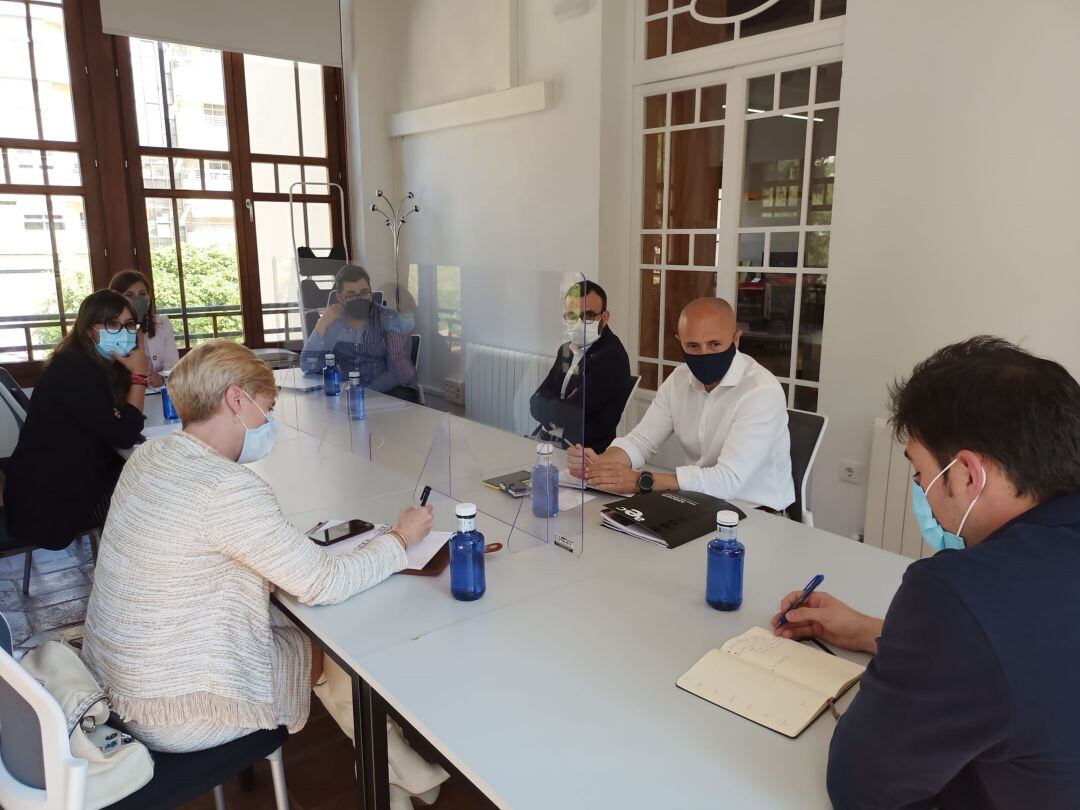 Reunión con sindicatos y tejido empresarial en Elda