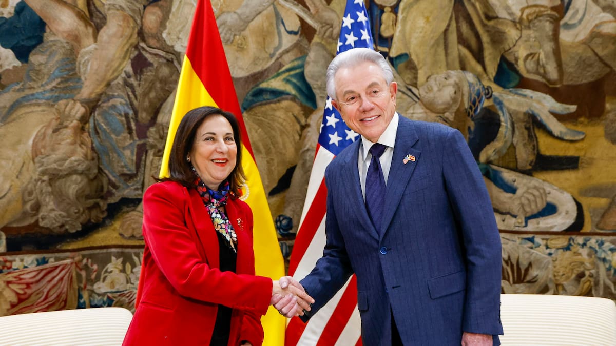 El PP difunde el bulo de que Robles le dijo al embajador de EEUU "estoy con Trump"