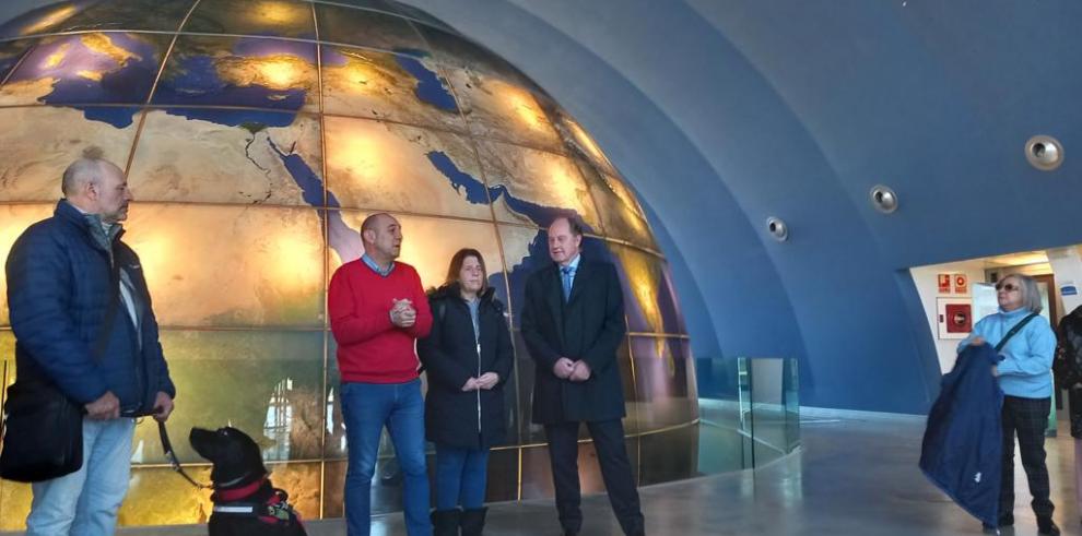 Visita para invidentes en el Planetario de Aragón