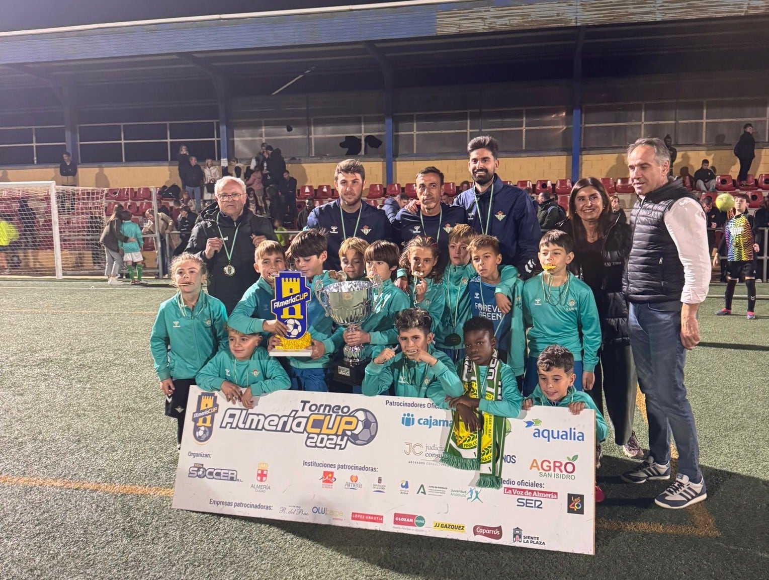 El Betis prebenjamín posa con las medallas después de ganar la Almería Cup en el Complejo Deportivo de La Cañada.