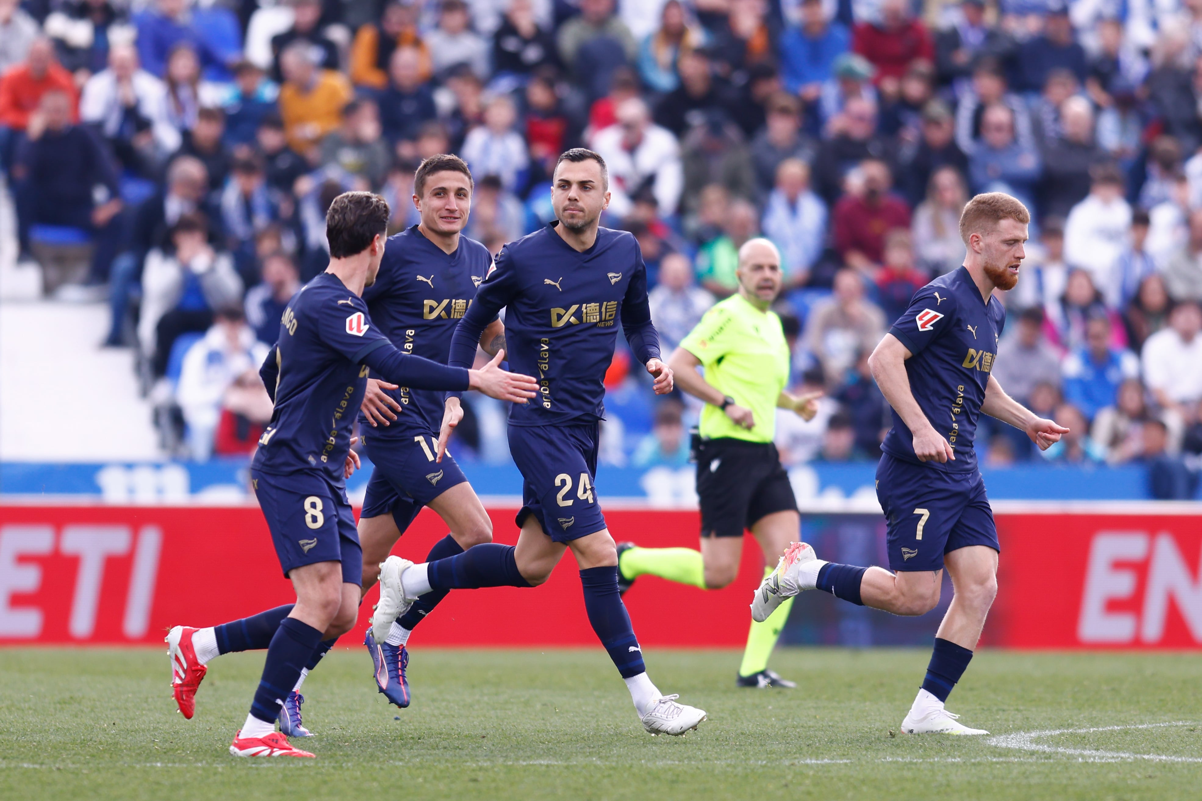 Los jugadores del Alavés celebran uno de los goles