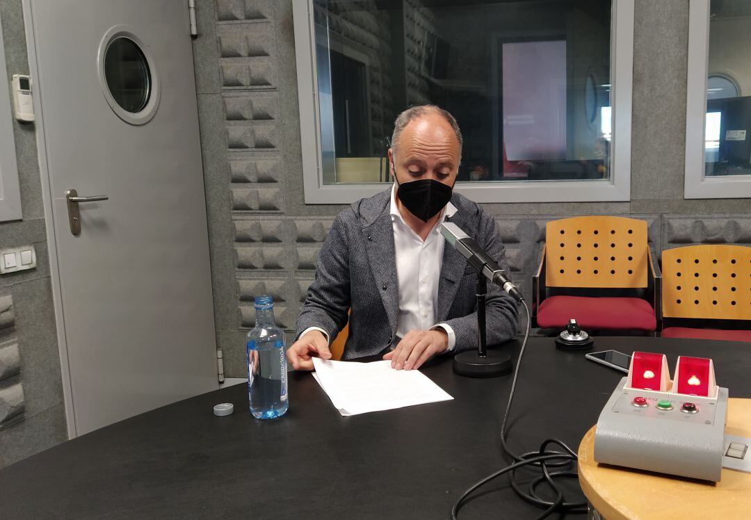 David Regades en Zona Franca en los estudios de Radio Vigo