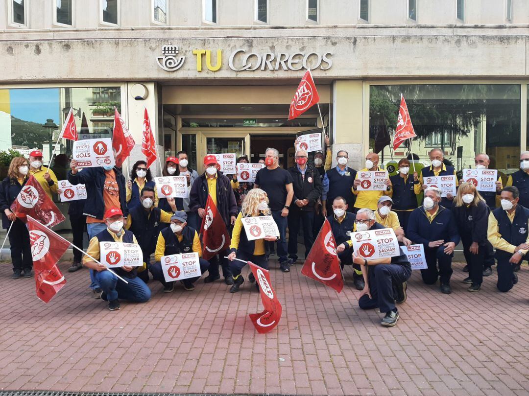 Trabajadores de Correos en la concentración celebrada esta mañana a las puertas de la oficina de Alcoy.