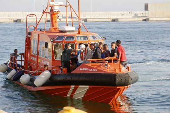 Ocupantes de las pateras que han llegado a Tabarca son trasladados por Salvamento Marítimo al puerto de Alicante