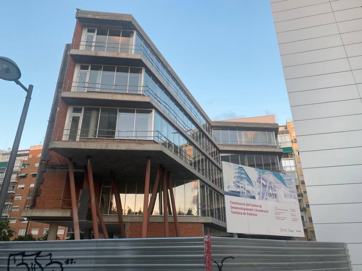 Nuevo edificio paralizado en València por el aumento de precios: la constructora abandona las obras del Centro de Desarrollo Turístico