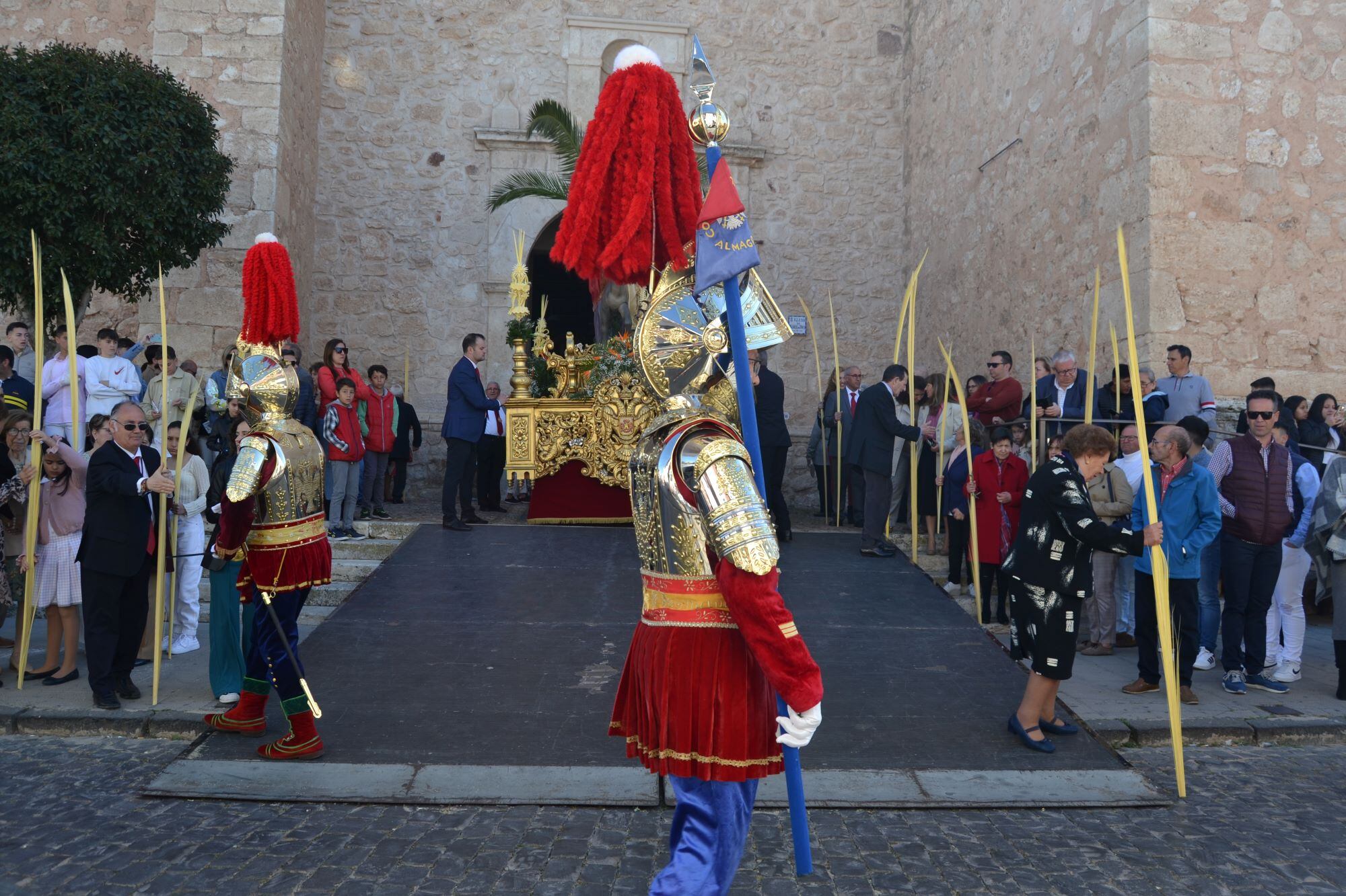 Imagen de varios Armaos custodiando la procesión del Domingo de Ramos en la capital encajera