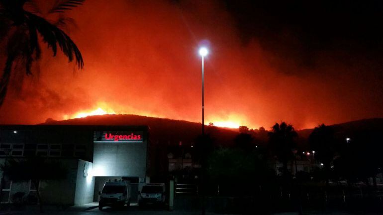 Las llamas, muy próximas al Hospital Campo Arañuelo