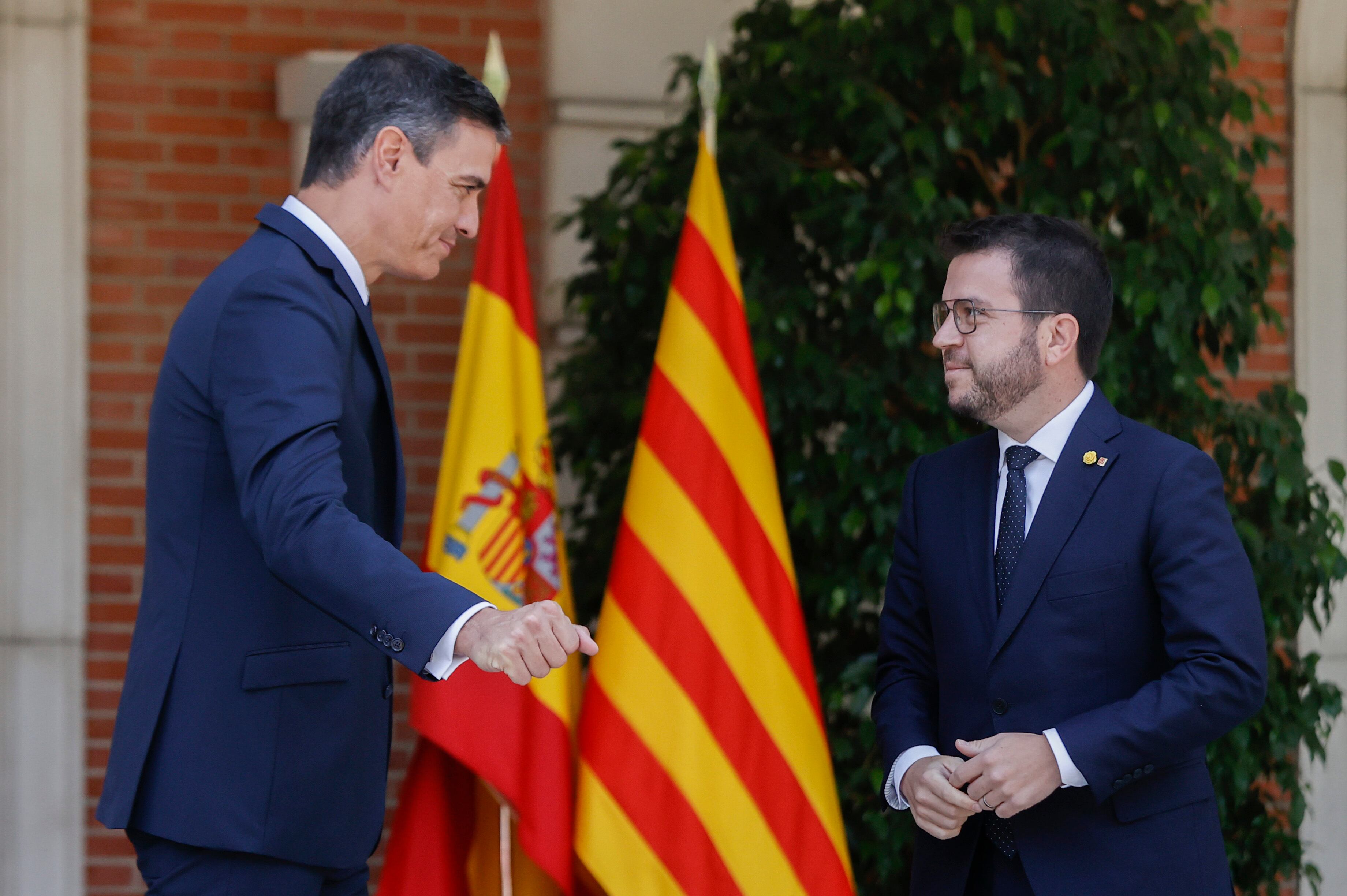 El presidente del Gobierno, Pedro Sánchez (i), recibe al presidente de la Generalitat de Cataluña, Pere Aragonès