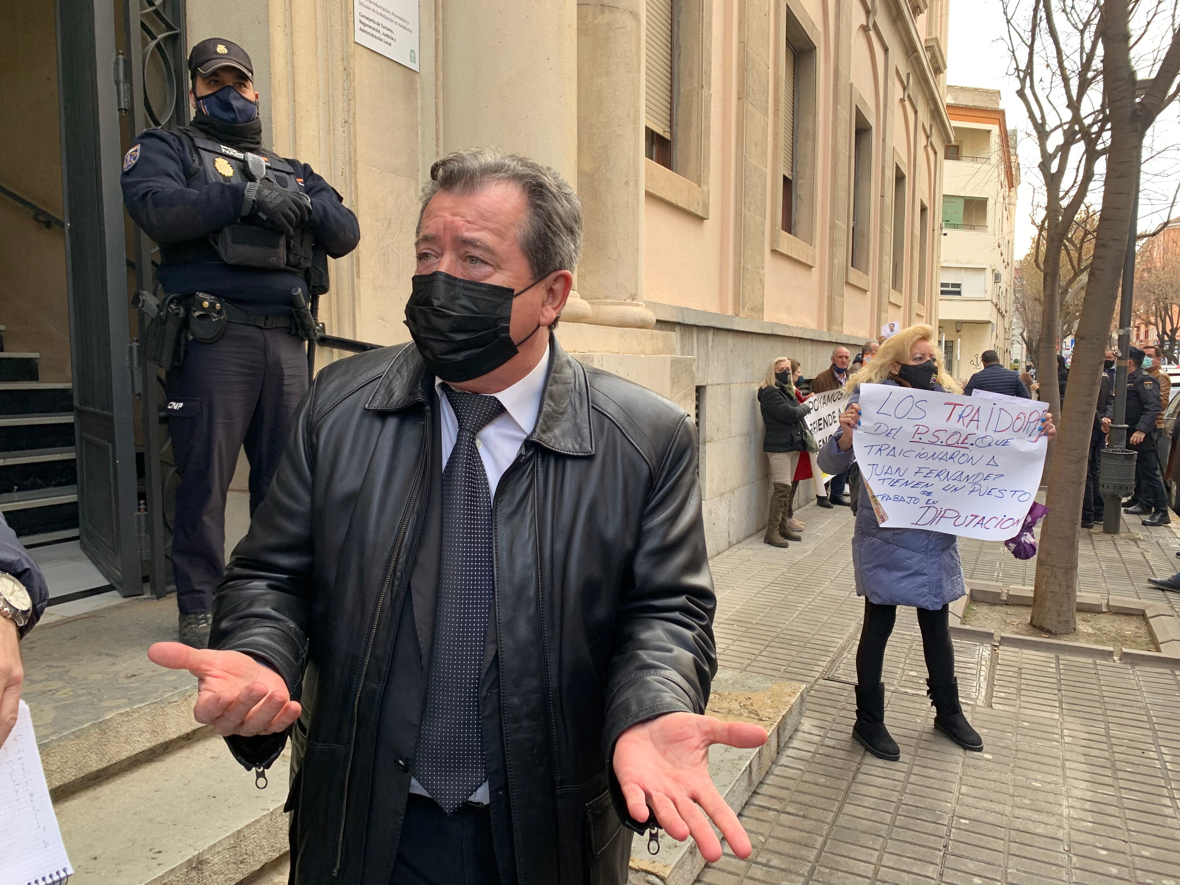 El exalcalde de Linares, Juan Fernández, a su llegada a la Audiencia Provincial junto a sus simpatizantes.