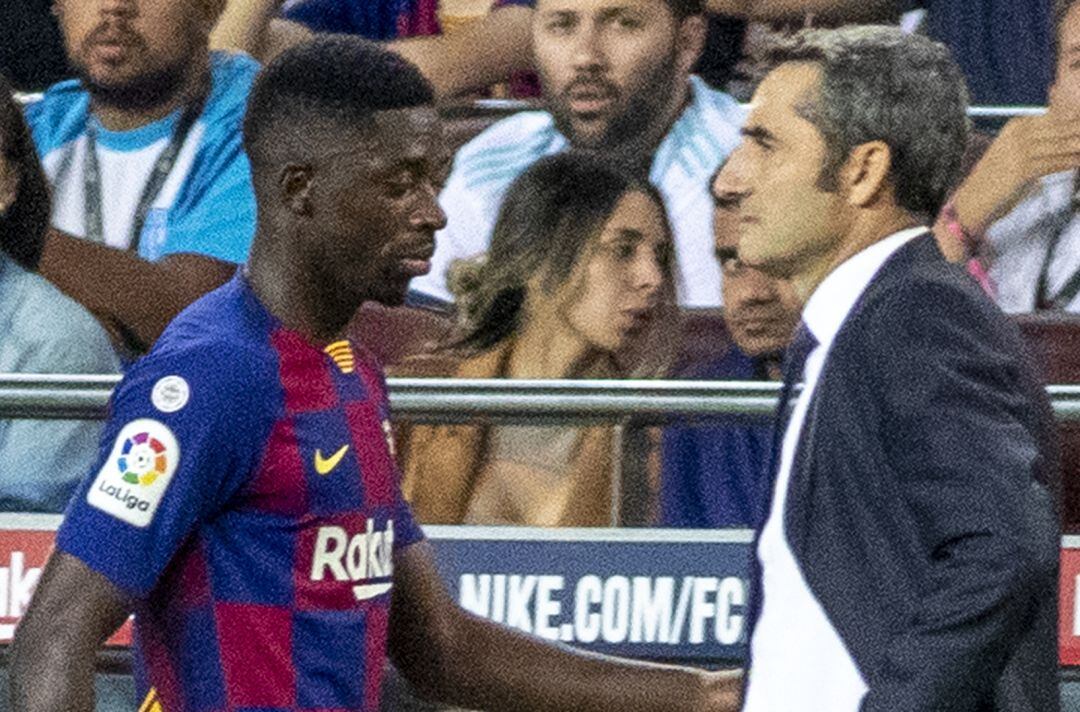 Ousmane Dembéle y Ernesto Valverde, en un partido del Barcelona