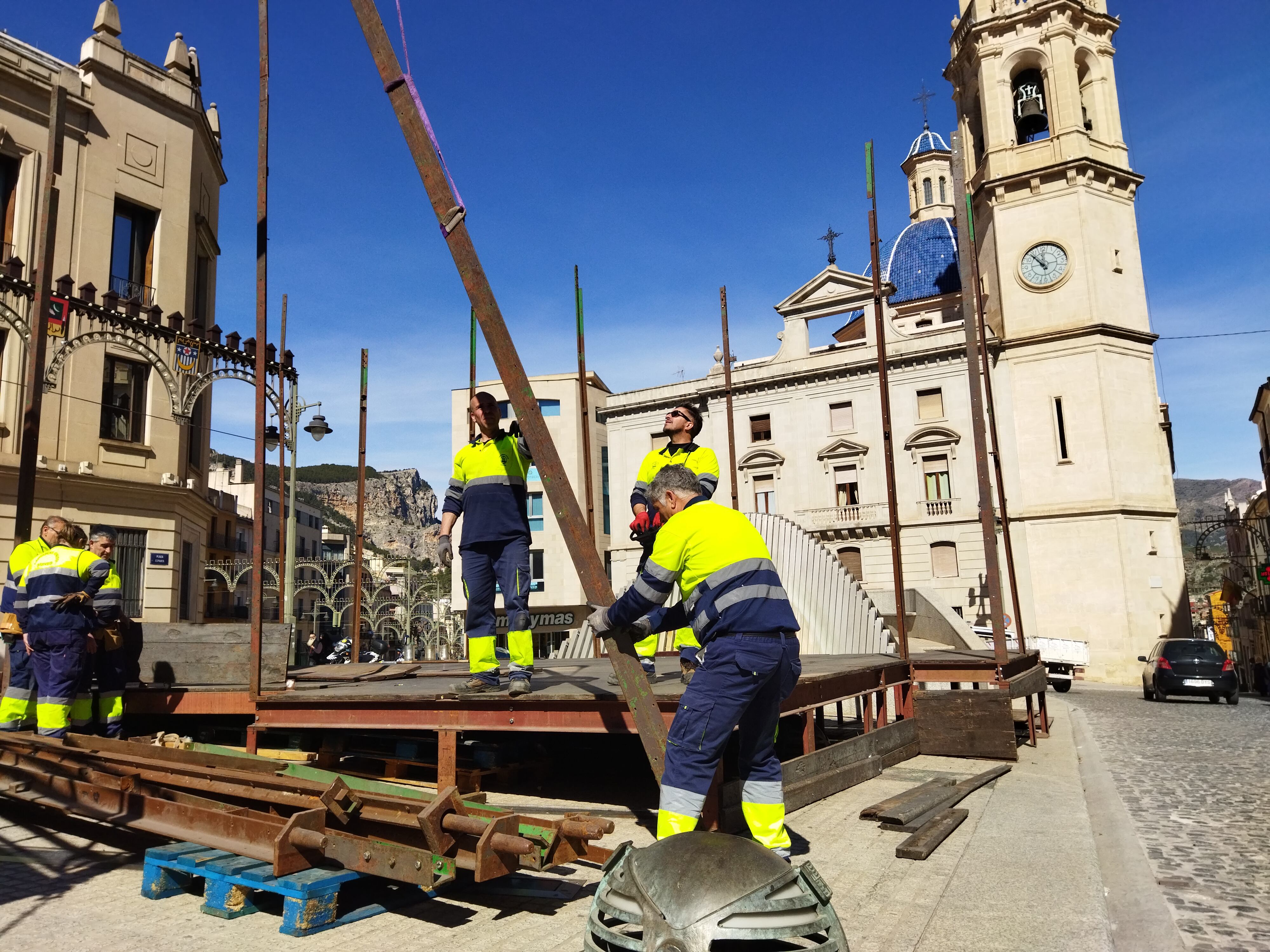 Operarios municipales colocando este miércoles uno de los pilares del castillo de Fiestas de Alcoy.