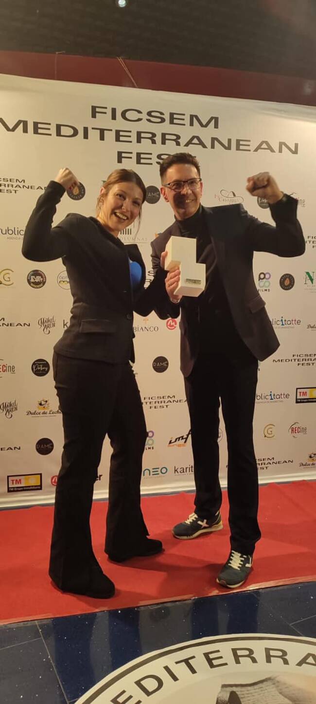 Lidia y el director recogiendo el premio