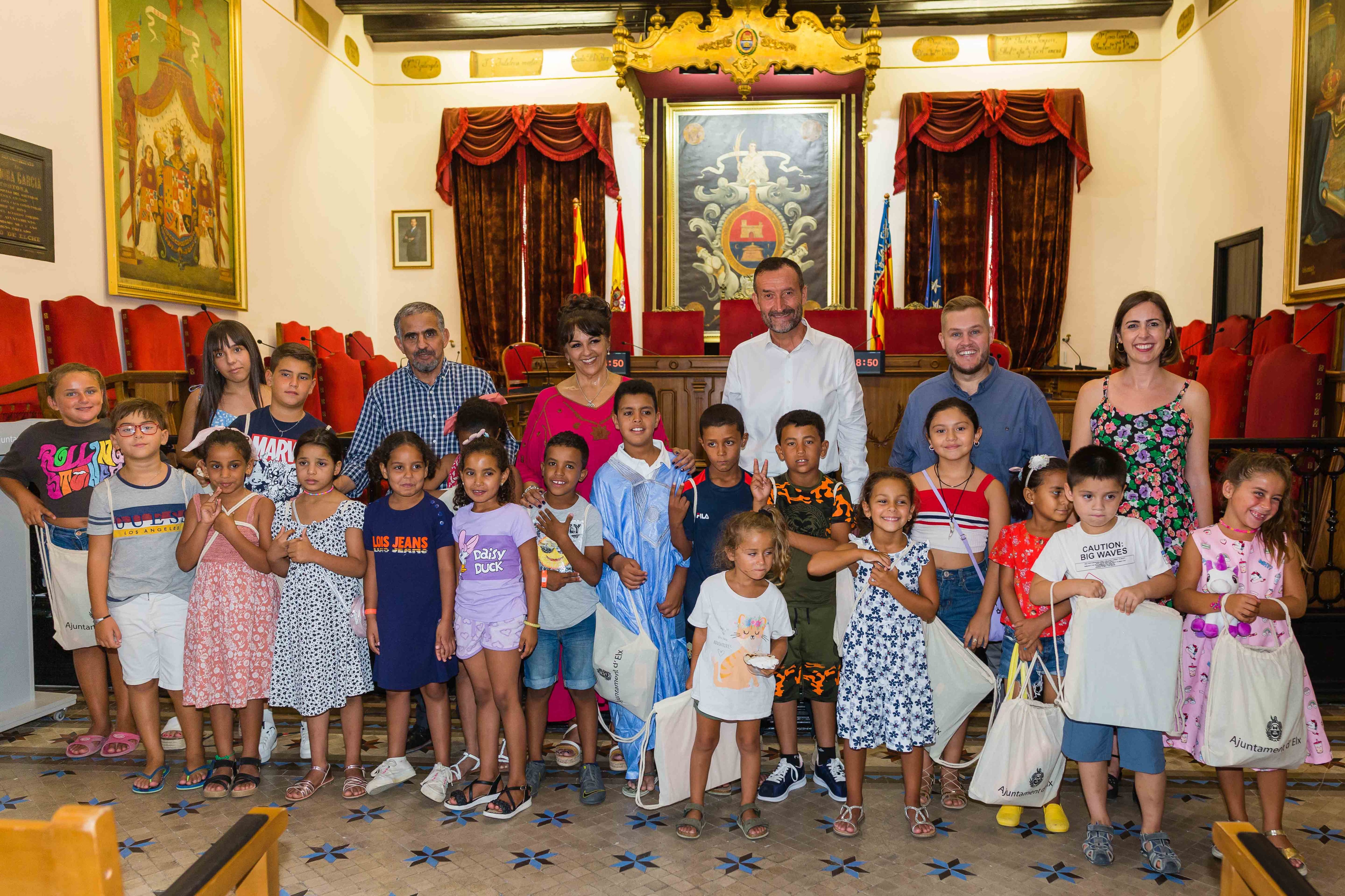 Miembros del Ayuntamiento junto a los niños saharauis que pasarán el verano en Elche